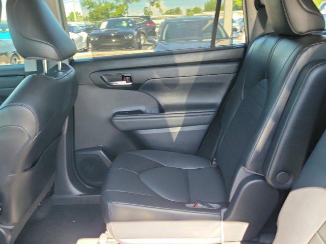 used 2022 Toyota Highlander car, priced at $28,900