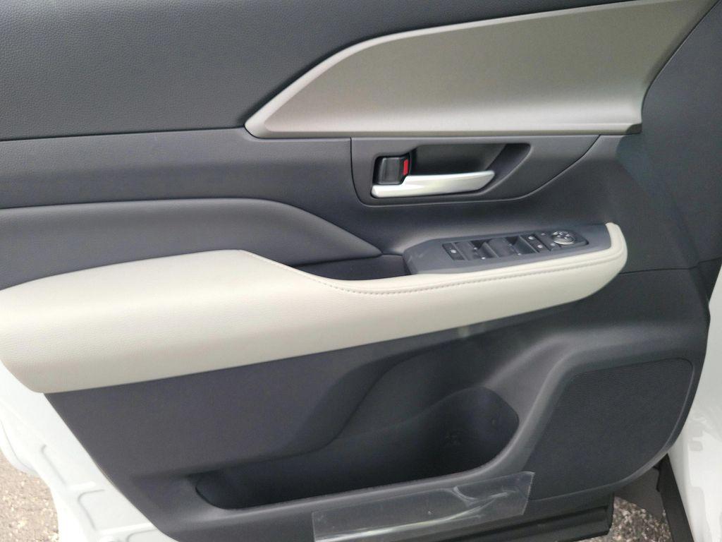 new 2025 Toyota Grand Highlander Hybrid car, priced at $55,270