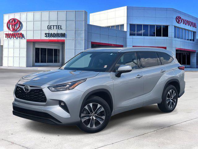 used 2022 Toyota Highlander car, priced at $32,602