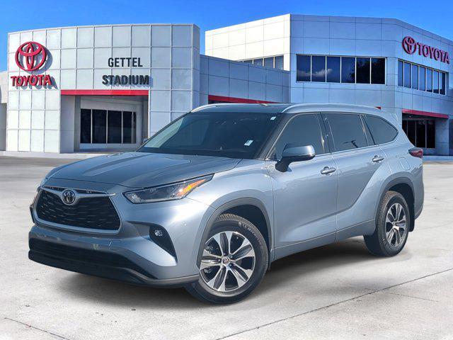 used 2021 Toyota Highlander car, priced at $31,999