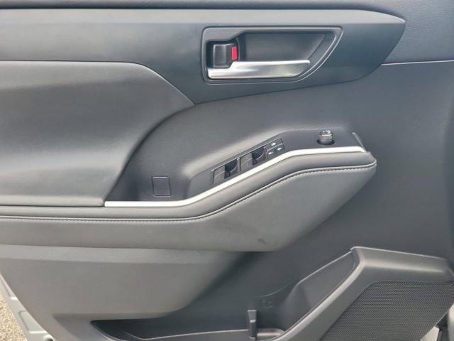 used 2022 Toyota Highlander car, priced at $32,613