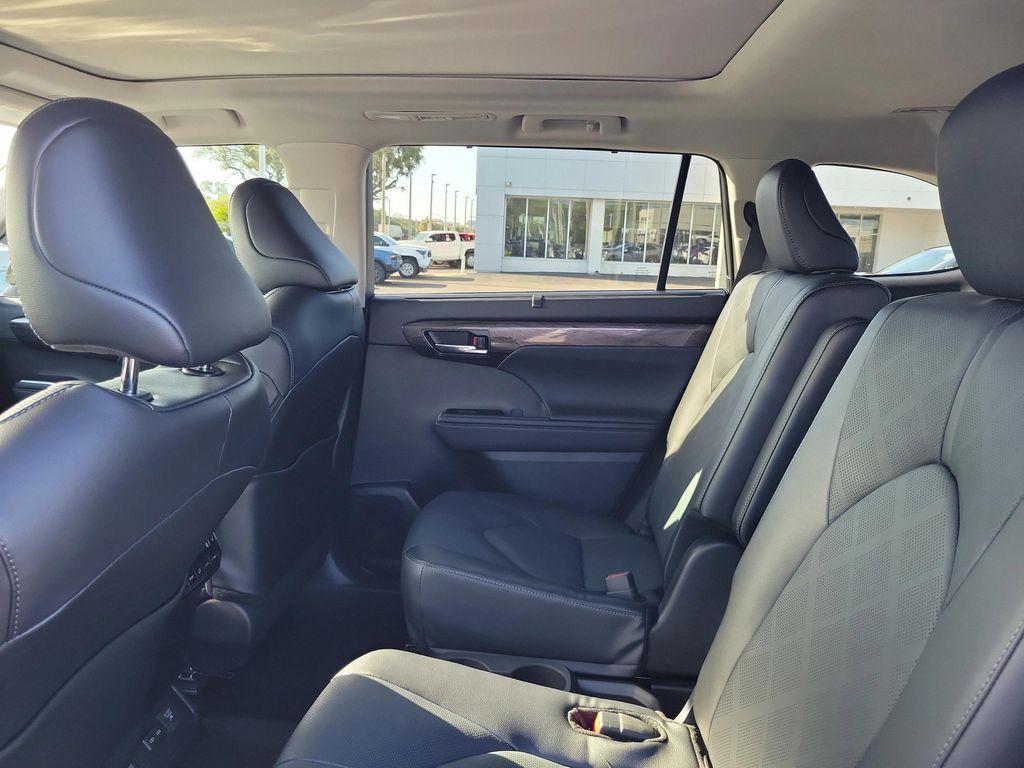 new 2025 Toyota Highlander Hybrid car, priced at $55,948