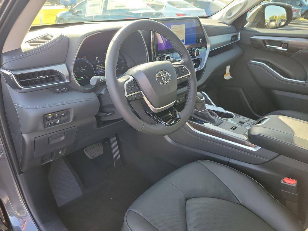 new 2025 Toyota Highlander Hybrid car, priced at $55,948