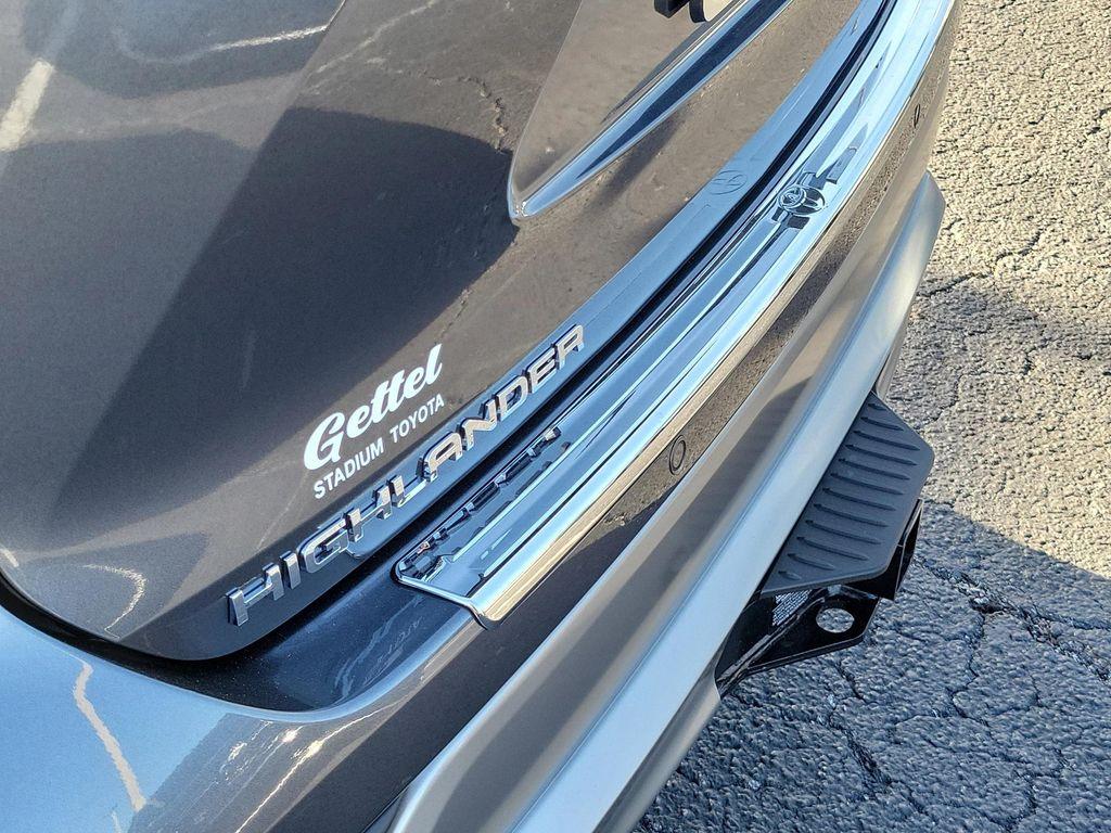 new 2025 Toyota Highlander Hybrid car, priced at $55,948