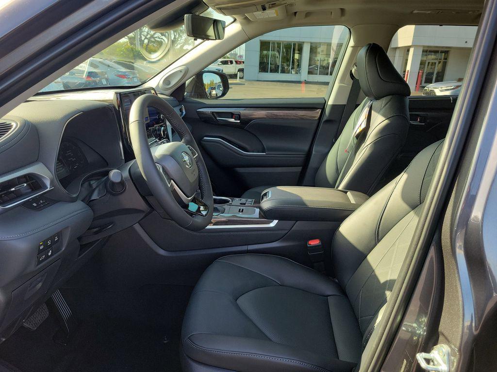 new 2025 Toyota Highlander Hybrid car, priced at $55,948