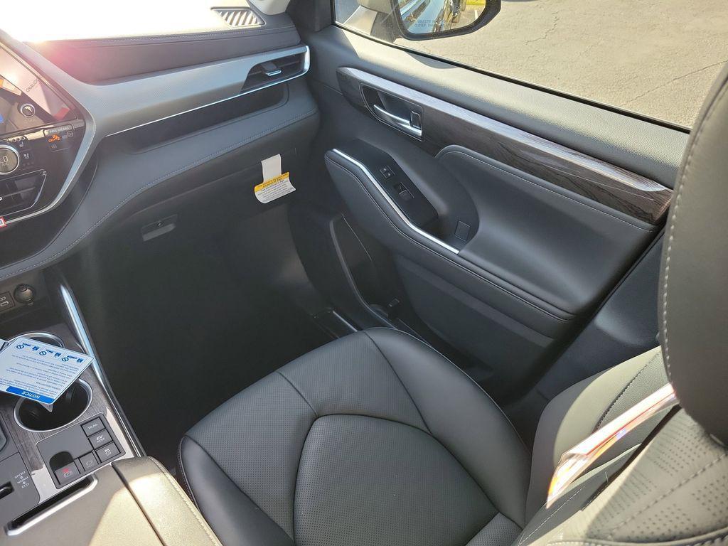 new 2025 Toyota Highlander Hybrid car, priced at $55,948