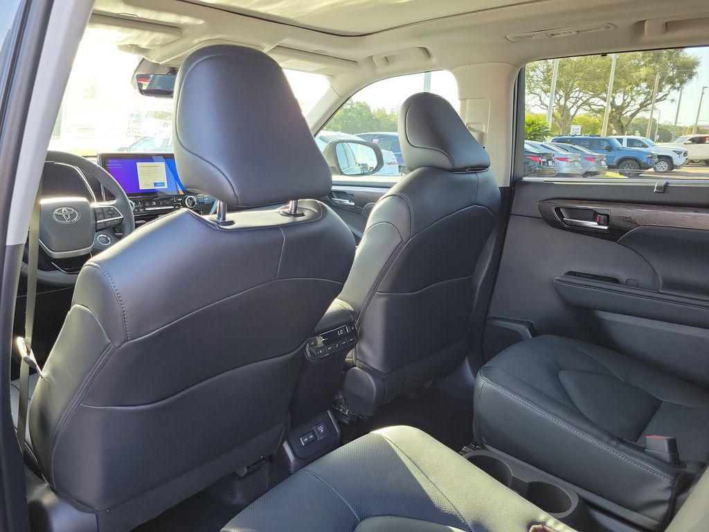 new 2025 Toyota Highlander Hybrid car, priced at $55,948