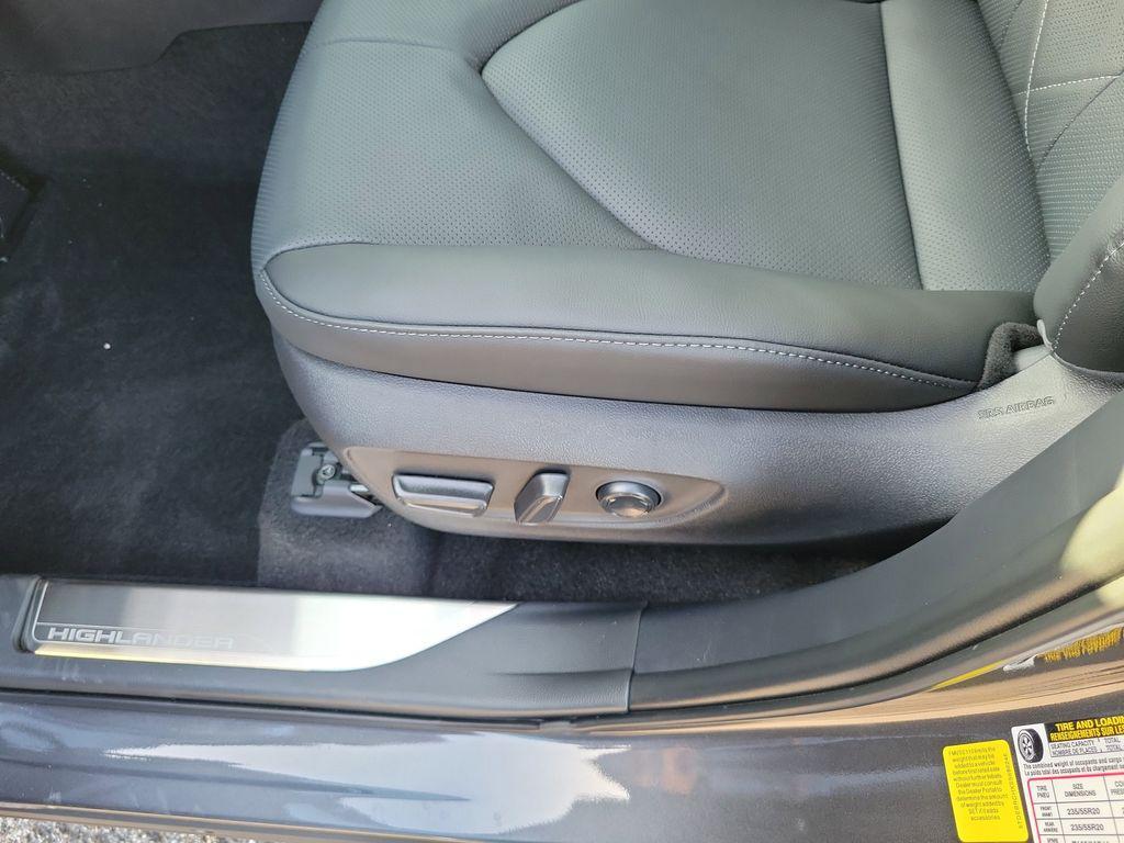 new 2025 Toyota Highlander Hybrid car, priced at $55,948