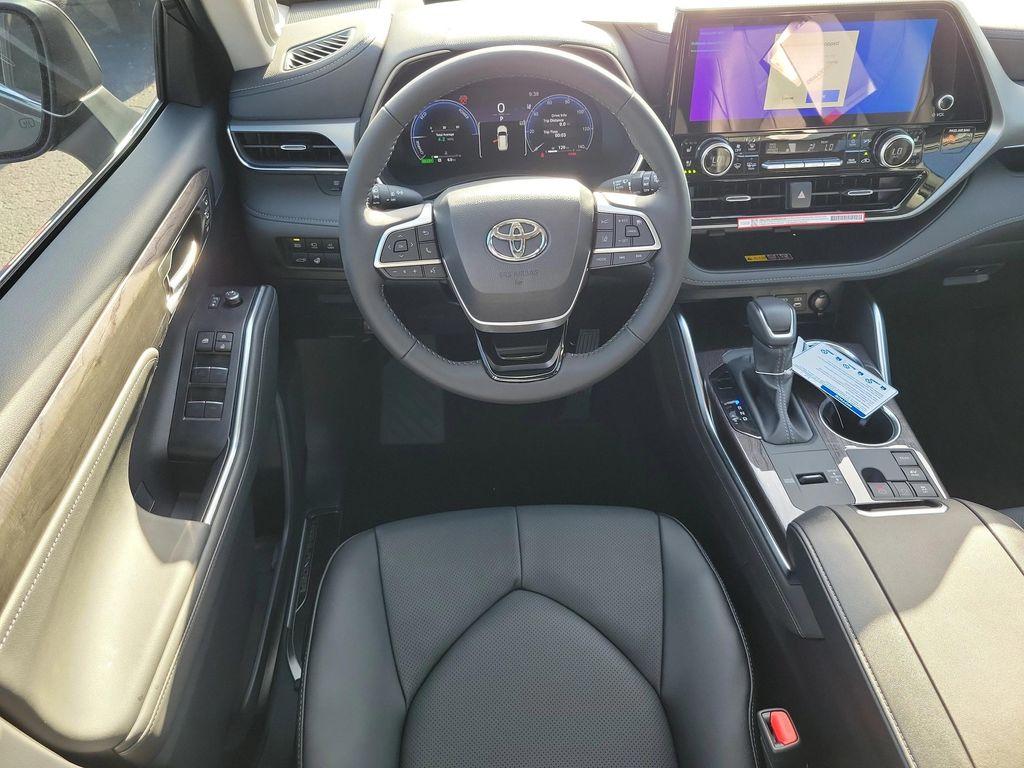 new 2025 Toyota Highlander Hybrid car, priced at $55,948