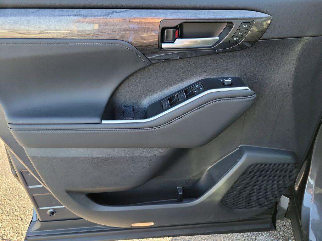 new 2025 Toyota Highlander Hybrid car, priced at $55,948