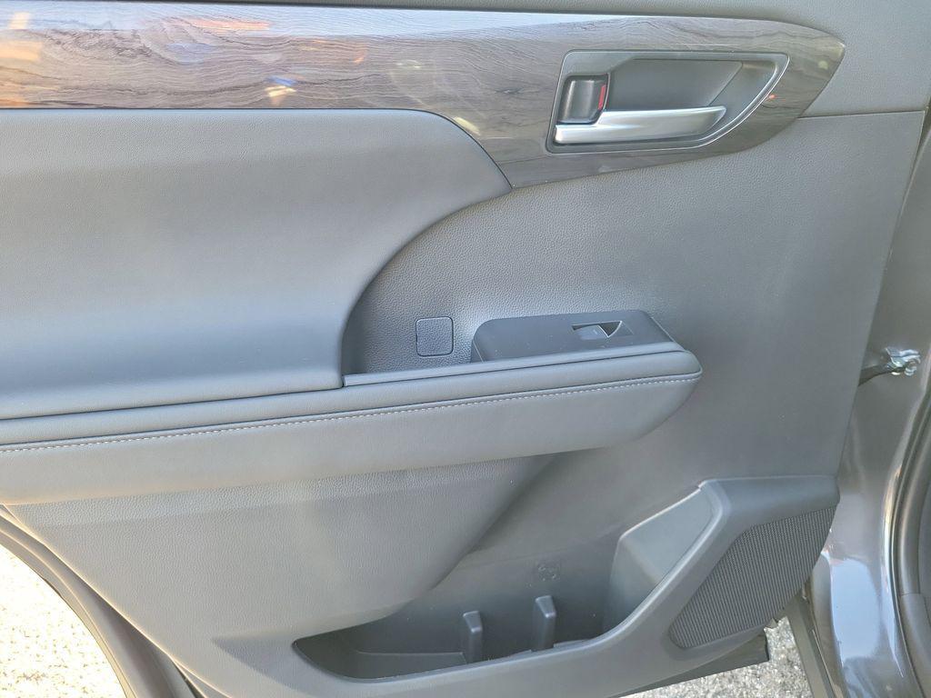 new 2025 Toyota Highlander Hybrid car, priced at $55,948