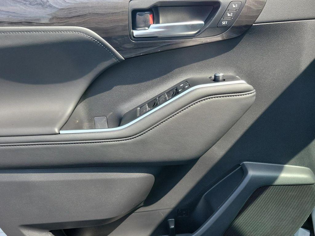 new 2025 Toyota Highlander Hybrid car, priced at $56,663
