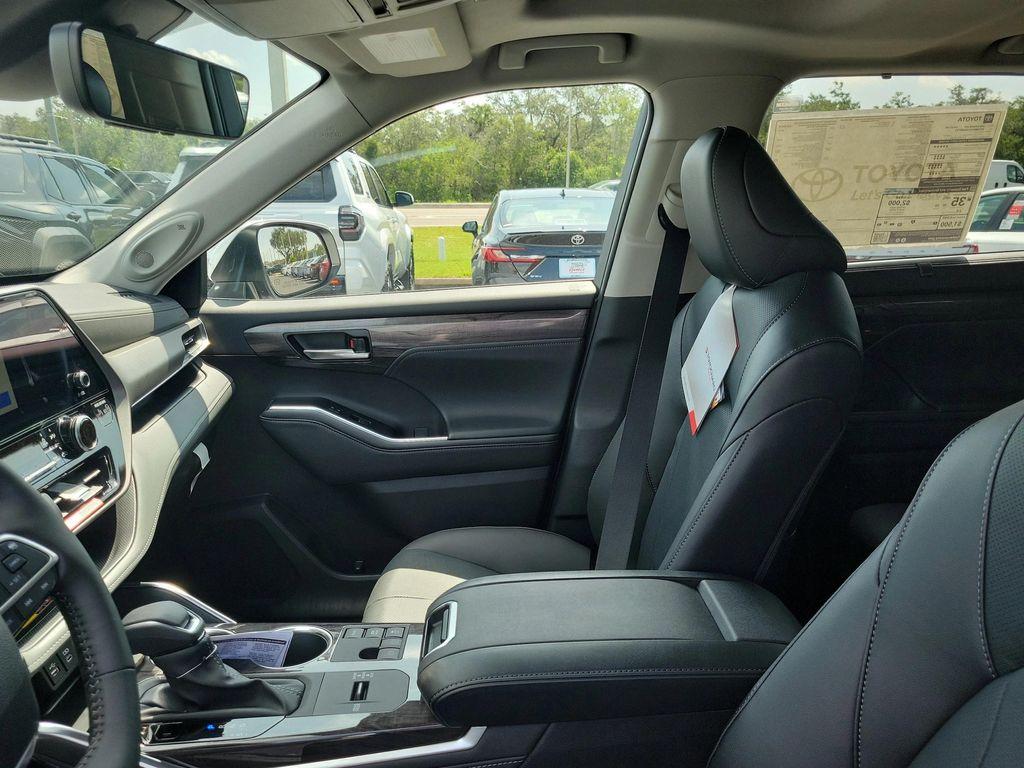new 2025 Toyota Highlander Hybrid car, priced at $56,663