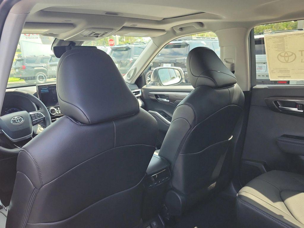 new 2025 Toyota Highlander Hybrid car, priced at $56,663