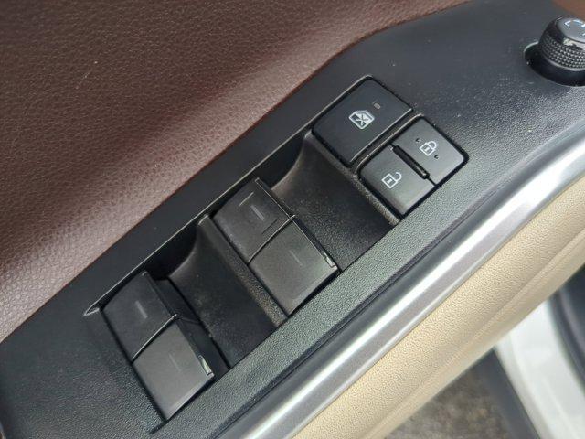 used 2022 Toyota Highlander car, priced at $31,900