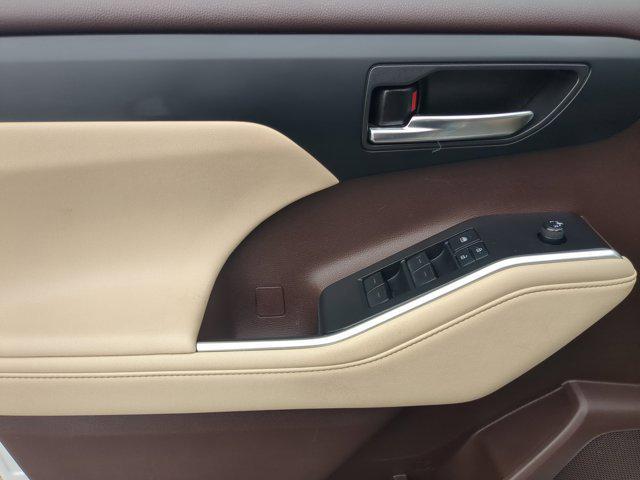 used 2022 Toyota Highlander car, priced at $31,900