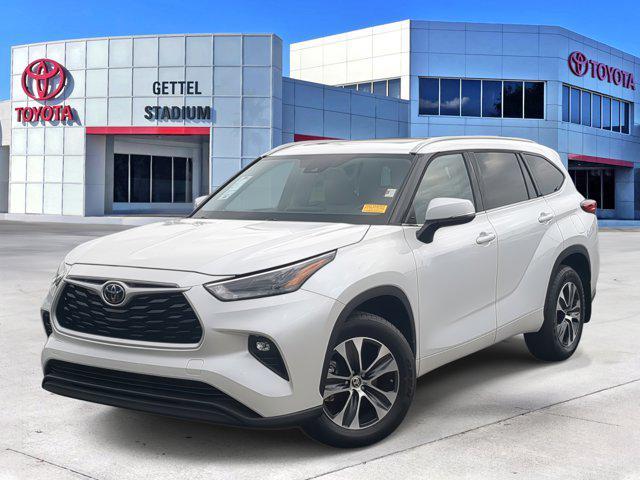 used 2022 Toyota Highlander car, priced at $31,900