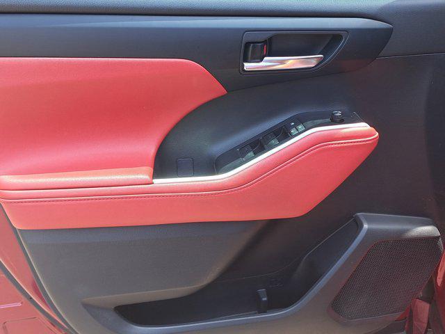 used 2021 Toyota Highlander car, priced at $28,999