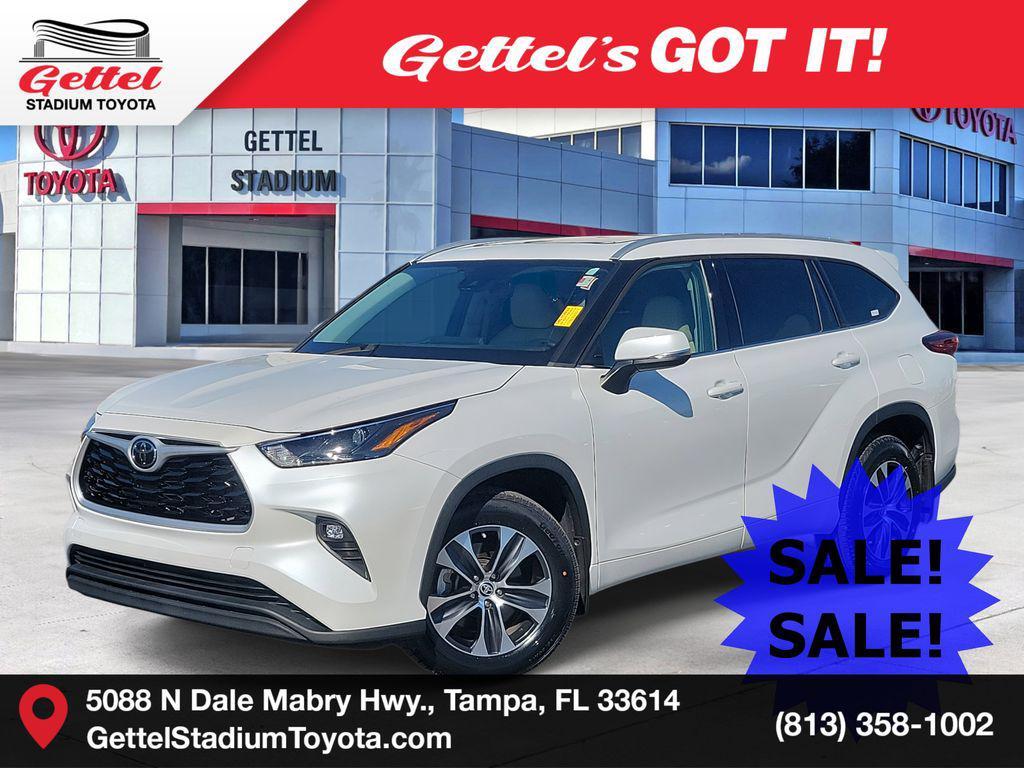used 2022 Toyota Highlander car, priced at $31,256