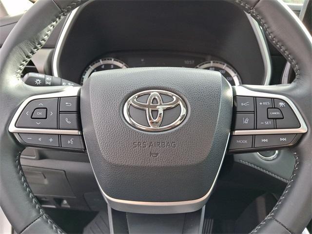 used 2022 Toyota Highlander car, priced at $38,995