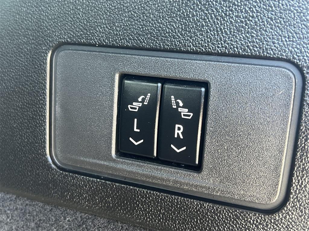 used 2024 Cadillac XT6 car, priced at $39,995