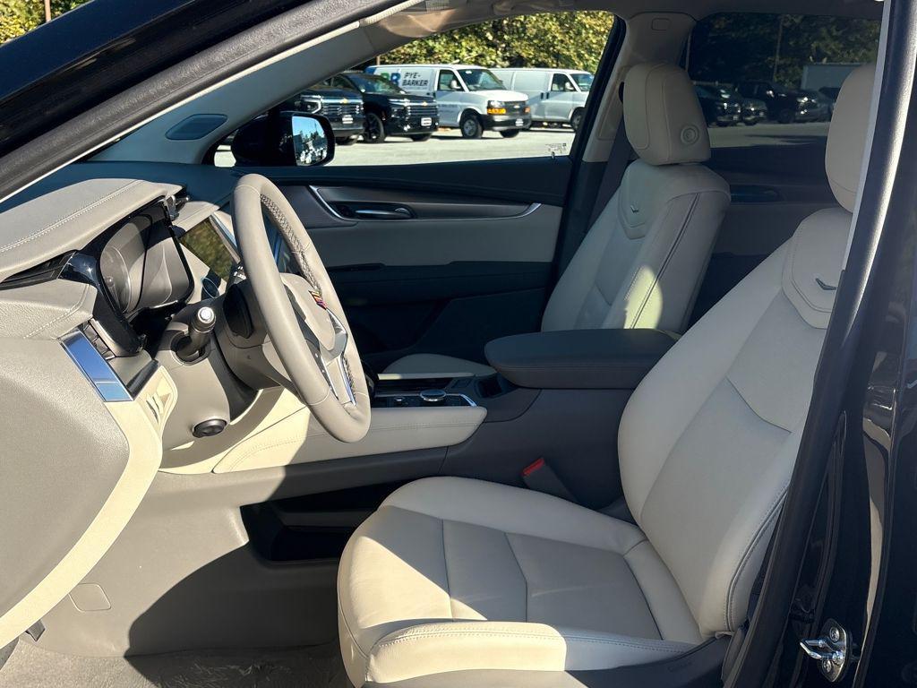 new 2025 Cadillac XT5 car, priced at $53,215