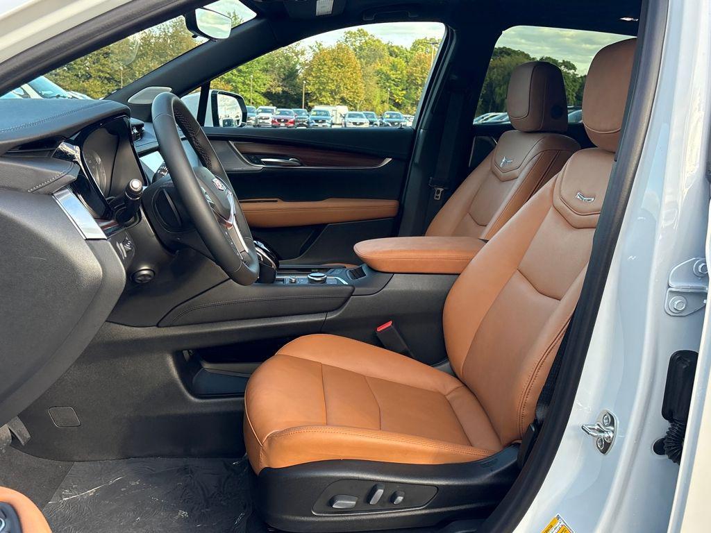 new 2025 Cadillac XT5 car, priced at $56,090