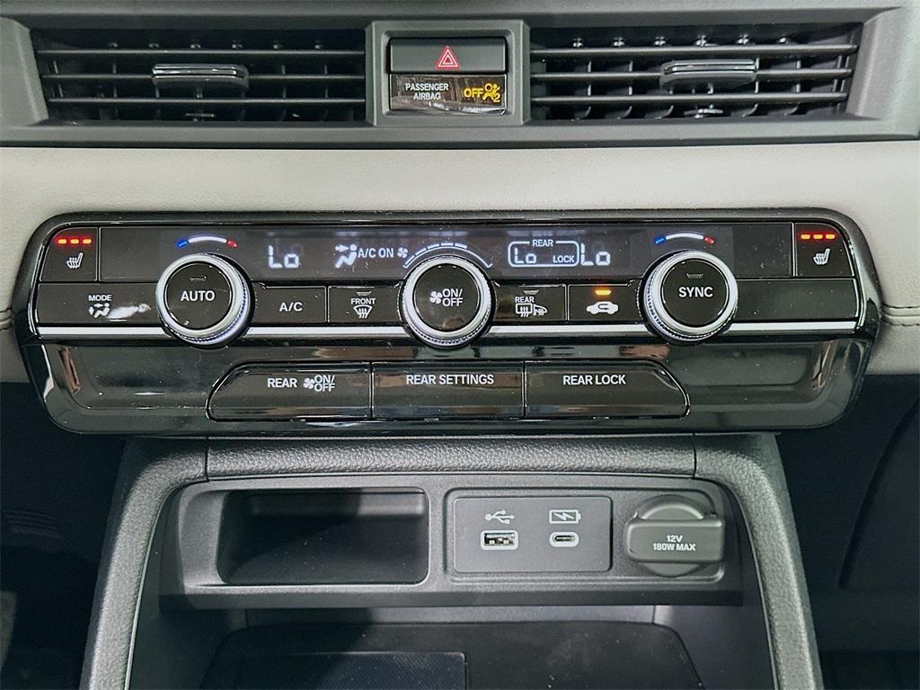 new 2025 Honda Pilot car, priced at $45,405