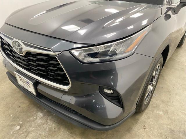 used 2022 Toyota Highlander car, priced at $27,000