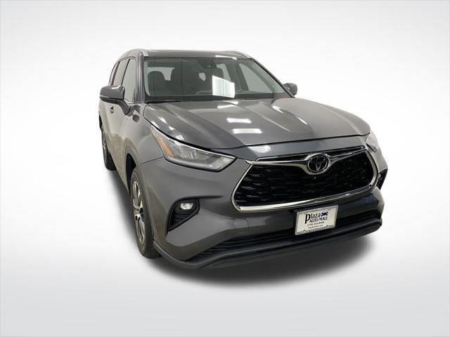 used 2022 Toyota Highlander car, priced at $27,000