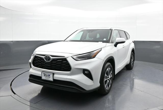 used 2022 Toyota Highlander car, priced at $38,700