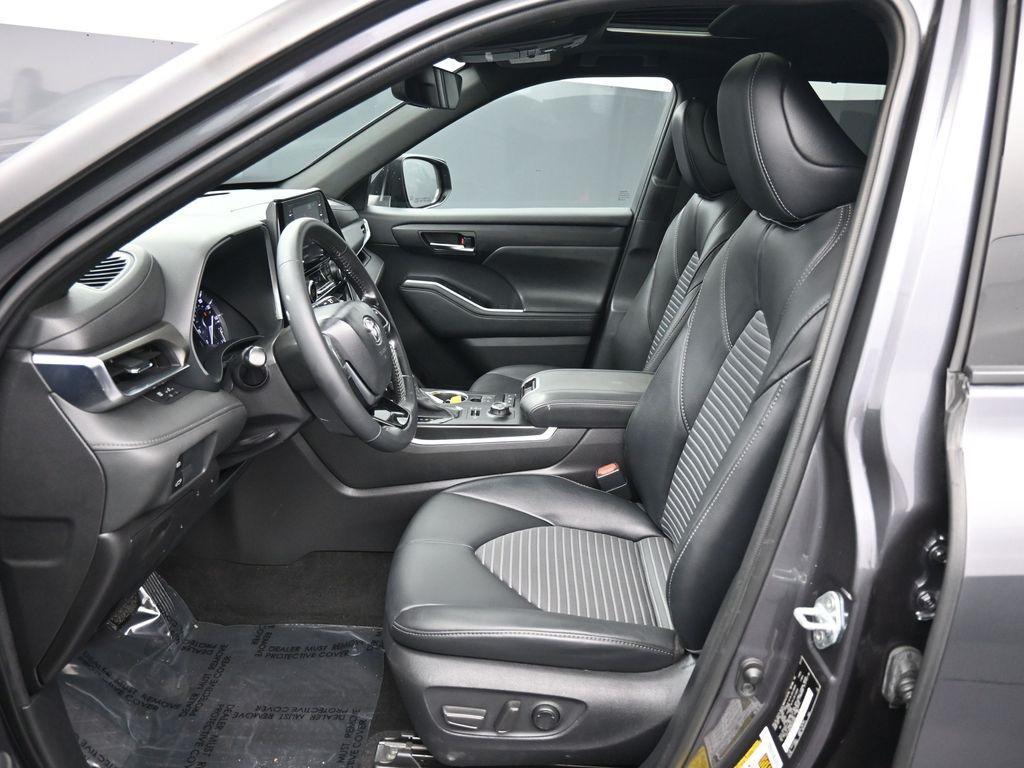 used 2021 Toyota Highlander car, priced at $29,800