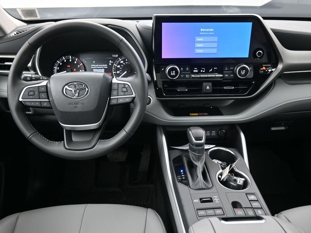 new 2025 Toyota Highlander car