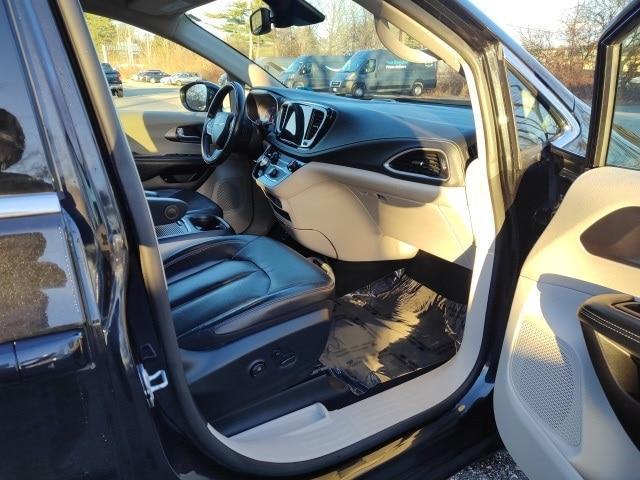 used 2022 Chrysler Pacifica Hybrid car, priced at $25,999