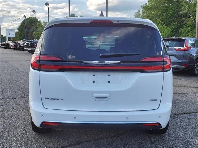 new 2024 Chrysler Pacifica car, priced at $39,303