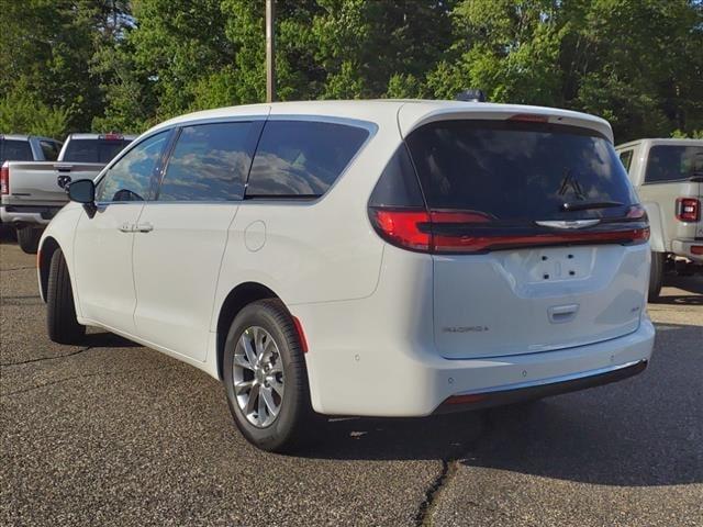 new 2024 Chrysler Pacifica car, priced at $39,303