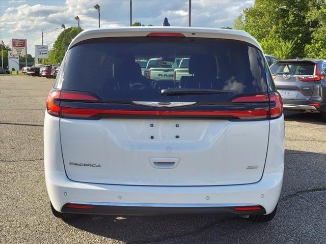 new 2024 Chrysler Pacifica car, priced at $39,303