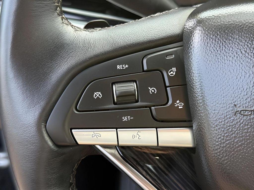 used 2025 Cadillac XT6 car, priced at $47,626