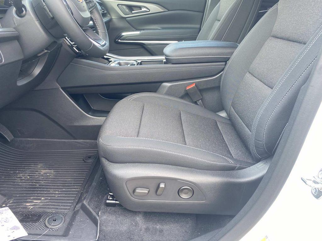 new 2026 Chevrolet Traverse car, priced at $42,258