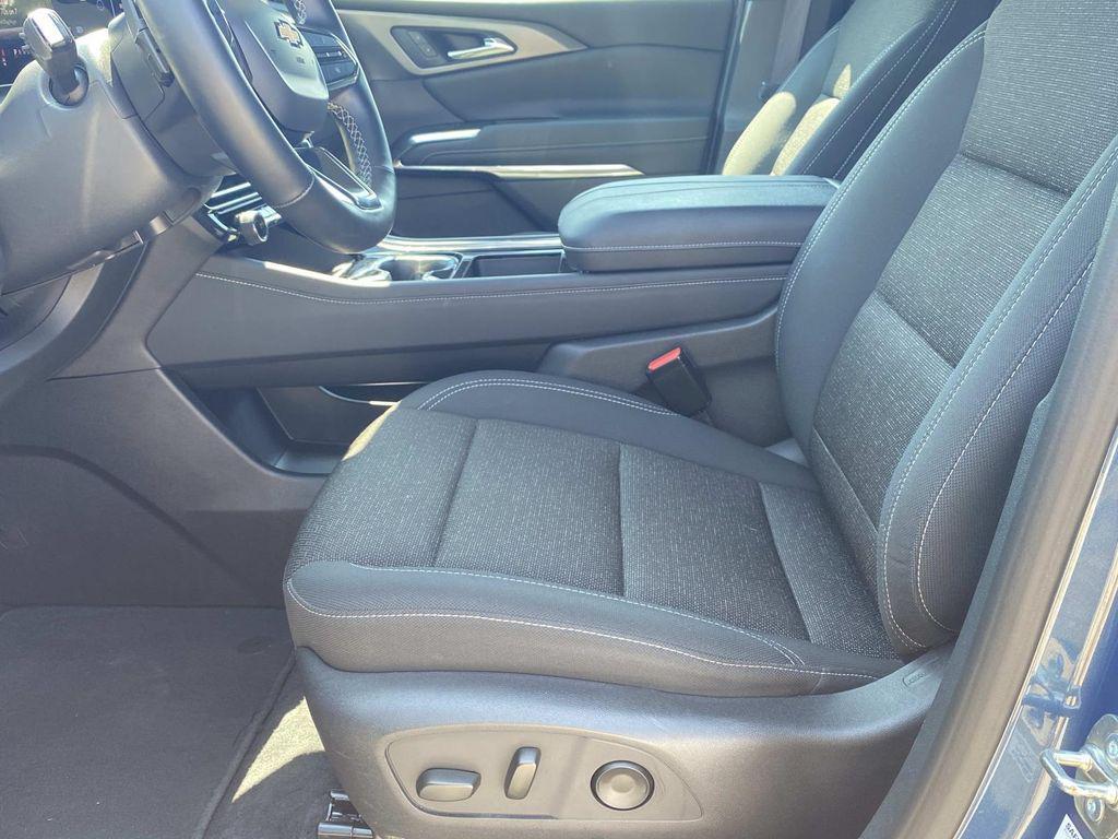 used 2025 Chevrolet Traverse car, priced at $36,290