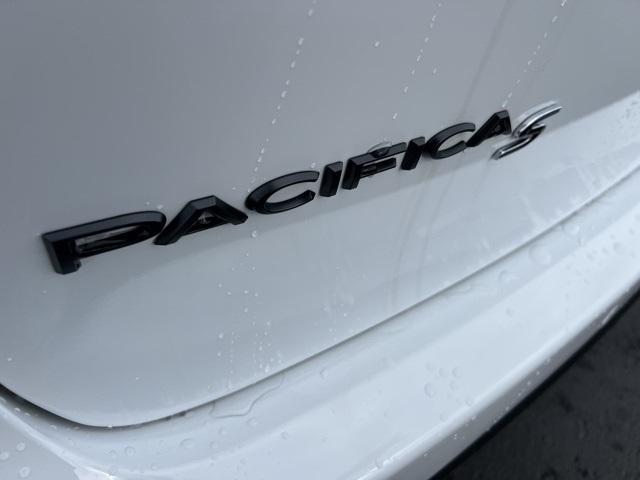 new 2024 Chrysler Pacifica car, priced at $43,180