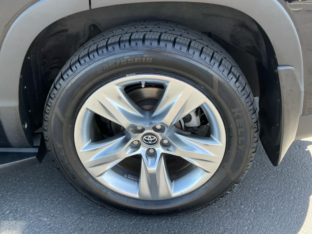 used 2017 Toyota Highlander Hybrid car, priced at $24,818