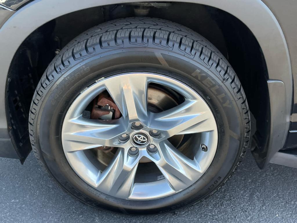 used 2017 Toyota Highlander Hybrid car, priced at $24,818