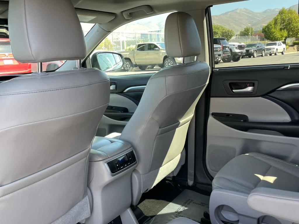 used 2017 Toyota Highlander Hybrid car, priced at $24,818