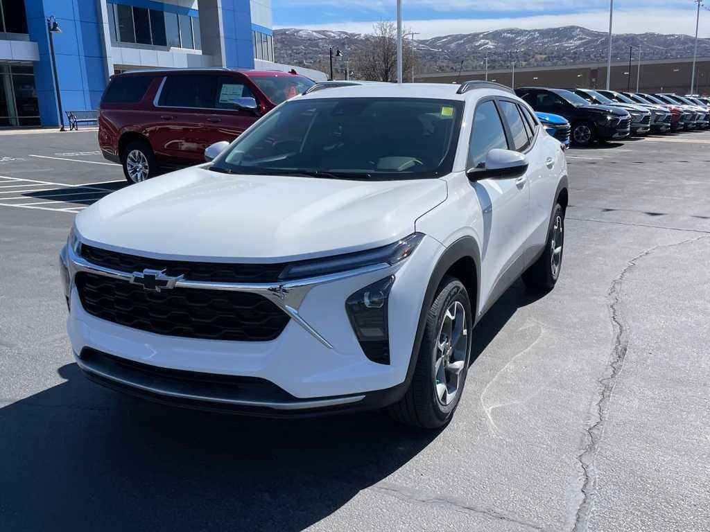 new 2025 Chevrolet Trax car, priced at $25,385