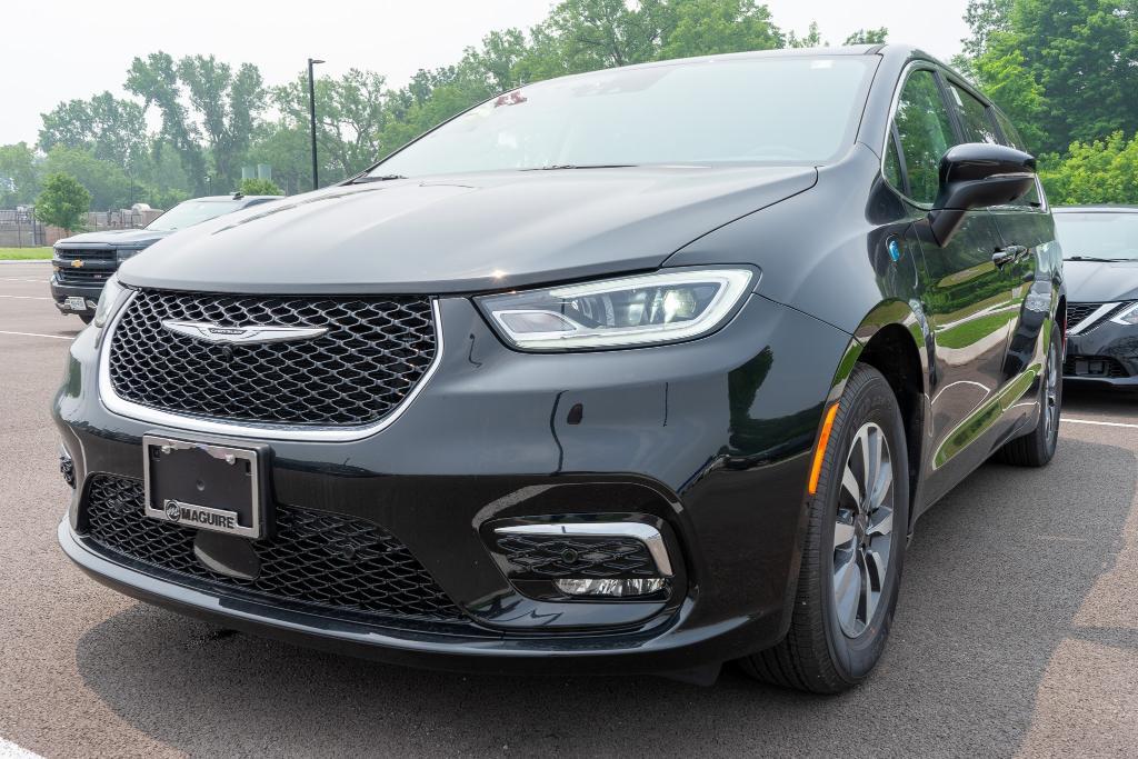 new 2023 Chrysler Pacifica Hybrid car, priced at $39,499