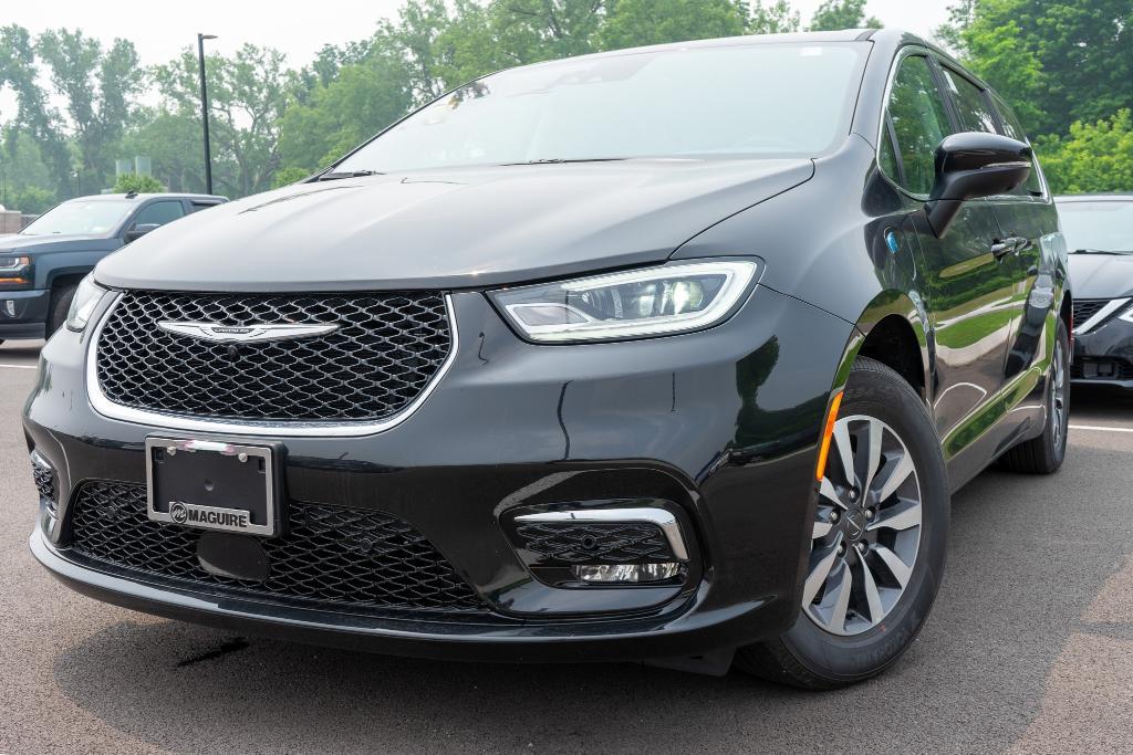 new 2023 Chrysler Pacifica Hybrid car, priced at $39,499