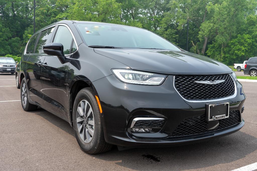 new 2023 Chrysler Pacifica Hybrid car, priced at $39,499