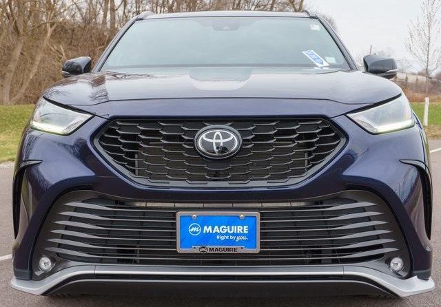 used 2022 Toyota Highlander car, priced at $37,999