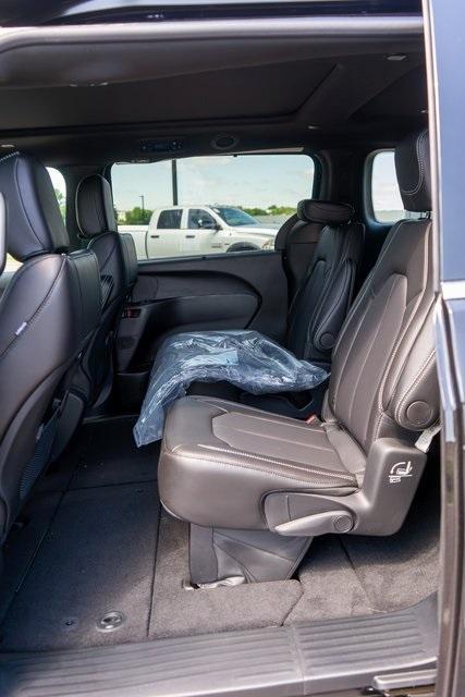 new 2025 Chrysler Pacifica car, priced at $43,147